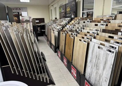 Самоклеящиеся и замковые ПВХ-плитки: плюсы и минусы новых форматов