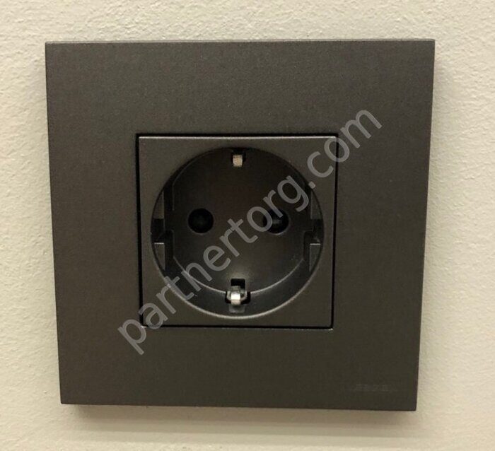 Schuko Zenit Abb NIE розетка с заземлением, со шторками, 16А / 250В, цвет антрацит