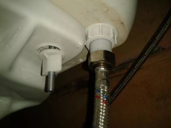 изображение подключение гибкого шланга к бачку унитаза