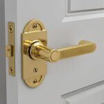 Дверная фурнитура: как выбрать, почему это важно и какие ошибки разрушают комфорт дома