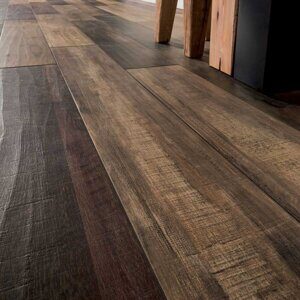 пол из керамогранита под дуб