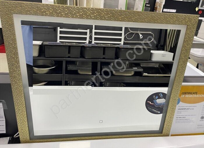 Зеркало горизонтальное 70х60 в багетной рамке Золото светлое с подсветкой 10059